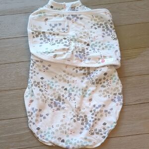 NWOT Embé Baby 2 Way Swaddle